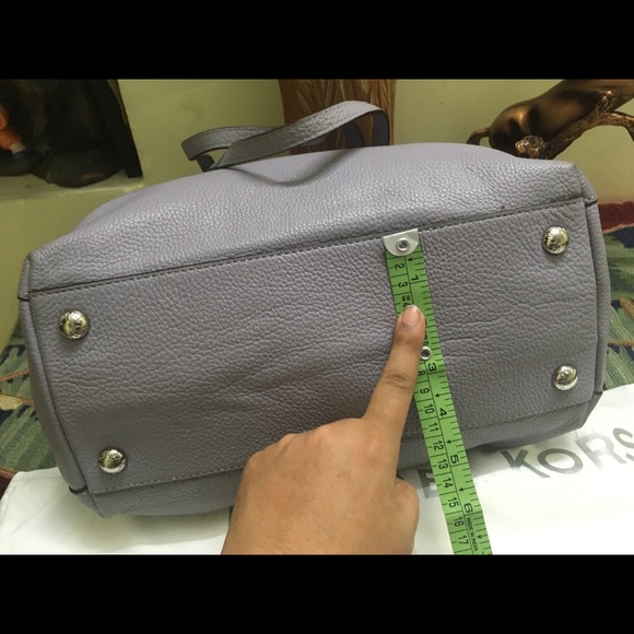 Authentic Large Michael Kors Harper Tote in Lilac - Picture 13 of 16
